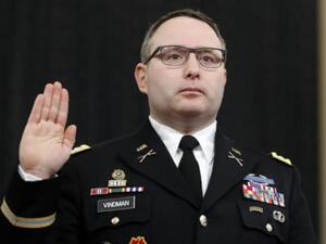 ألكسندر فيندمان خلال أداءه اليمين الدستورية للإدلاء بشهادته أمام لجنة الاستخبارات بمجلس النواب (ا.ب)