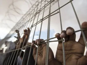 أسير فتى لدى الاحتلال يزيل جسر تقويم أسنانه بمقص أظافر