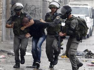 الاحتلال يصيب فلسطينيا ويعتقل ثلاثة في رام الله