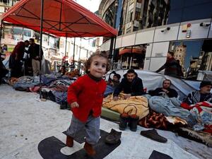 محررون يواصلون إضرابهم برام الله ونقل عدد منهم للمستشفى