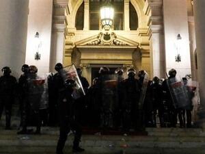 متظاهرون يقتحمون البرلمان الصربي احتجاجا على إغلاق العاصمة