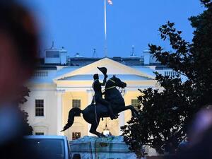 توجيه الإتهام إلى 4 رجال لمحاولتهم إسقاط تمثال امام البيت الأبيض بواشنطن