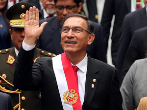 رئيس البيرو يحلّ البرلمان والنواب يردّون بتعليق صلاحياته