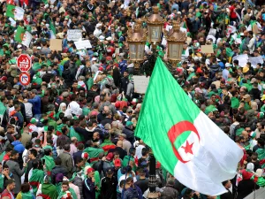 عزل عدد من الولاة في الجزائر