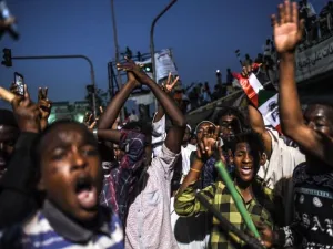 متظاهرون سودانيون يطردون شاحنة مساعدات إماراتية