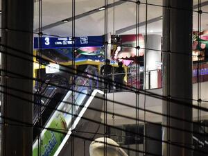 الشرطة داخل المركز التجاري