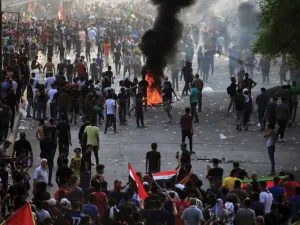 يشهد العراق احتجاجات عنيفة بدأت من بغداد للمطالبة بتحسين الخدمات العامة وتوفير فرص العمل ومحاربة الفساد