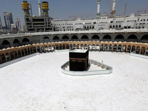 السعودية تسمح للمواطنين والمقيمين بأداء الصلاة في المسجد الحرام