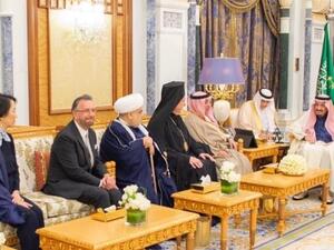 الملك سلمان يستقبل حاخاماً يهودياً في قصره لأول مرة