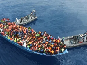 مساع لحل أزمة إنقاذ المهاجرين في البحر المتوسط