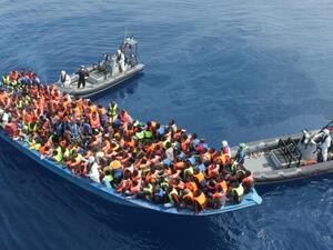 مساع لحل أزمة إنقاذ المهاجرين في البحر المتوسط