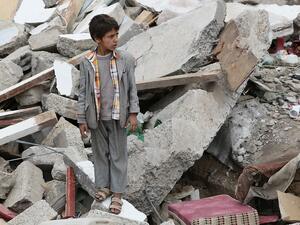 دبلوماسي يمني يطالب الشعب باستجواب حكومته