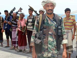 قوات المتمردين الحوثيين في وضع الاستعداد قبل الانسحاب من ميناء الصليف في الحديدة في اليمن