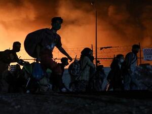 إخلاء أكبر مخيّم للاجئين في اليونان جزئياً إثر اندلاع حريق