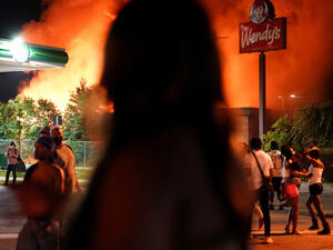 محتجون يحرقون مطعما بمدينة أتلانتا الأمريكية قُتل عنده شاب أسود بنيران الشرطة