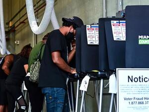 ناخبون يدلون بأصواتهم في الانتخابات الرئاسية الأميركية