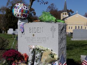 بعيد تسميته رئيسا منتخبا.. بايدن يزور قبر من شجعه على خوض الانتخابات