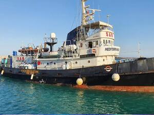 رسو أول سفينة إنقاذ مهاجرين في ميناء إيطالي منذ نيسان