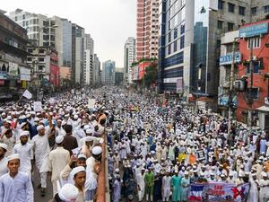 مظاهرة حاشدة في بنغلاديش تدعو إلى مقاطعة فرنسا