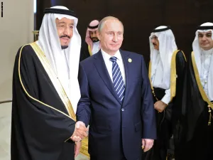 بوتين يصافح العاهل السعودي في قمة العشرين بتركيا عام 2015