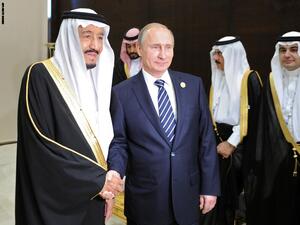 بوتين يصافح العاهل السعودي في قمة العشرين بتركيا عام 2015