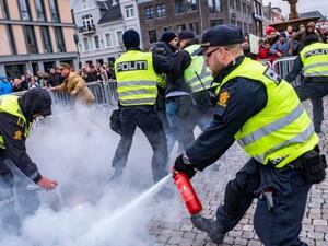 شرطة النرويج تستخدم الغاز المسيل للدموع بعد توترات في مسيرة مناهضة للإسلام