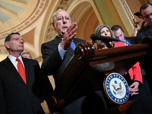 زعيم الغالبية الجمهورية في مجلس الشيوخ الأميركي ميتش ماكونيل متحدثا في مؤتمر صحافي في الكونغرس 