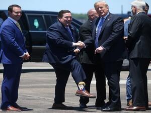 ترامب معجب بجوارب رسمت عليها صورته 