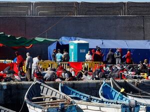 متظاهرون يطالبون بظروف معيشة أفضل للمهاجرين في جزر الكناري