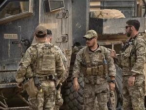 جنود أمريكيون بالقرب من حقل عمر النفطي في محافظة دير الزور السورية