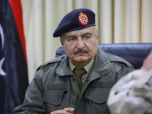 مستشار ترامب يتملص من حديث دعم الرئيس الأمريكي لحفتر
