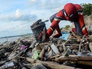 رودي هارتونو بيرتدي زي سبايدرمان
