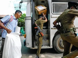 إطلاق نار على حافلات تقل ناخبين قبل ساعات من بدء اقتراع رئاسي في سريلانكا