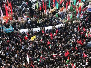 حشود جماهيرية ضخمة تشارك في مراسم تشييع سليماني في طهران