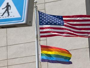 علم المثليين بجانب العلم الأمريكي فوق مبنى السفارة الأمريكية في تل أبيب عام 2014