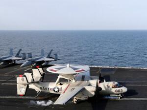 تحطم طائرة إنذار مبكر أمريكية ونجاة طاقمها