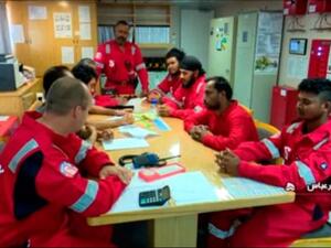 طاقم الناقلة البريطانية