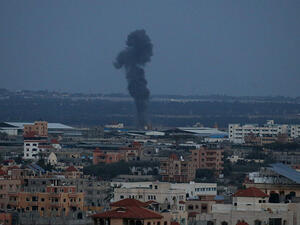 القبة الحديدية تطلق صواريخ اعتراضية لصواريخ قادمة من غزة كما تُرى من مدينة عسقلان