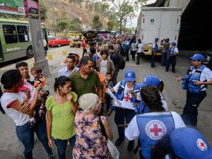 الصليب الأحمر يبدأ إدخال مساعدات إنسانية إلى فنزويلا