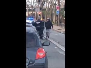 توجيه الاتهام لثلاثة شرطيين فرنسيين بالقتل في حادثة تشبه اختناق جورج فلويد