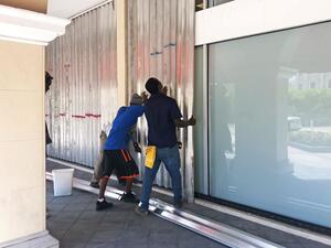 سكان مدينة ميامي في فلوريدا يحصنون منازلهم ومحالهم بألواح خشبية قبل وصول الإعصار دوريان