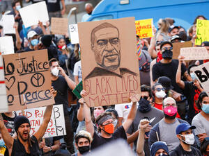 الولايات المتحدة تشهد مراسم دفن فلويد ضحية العنصرية