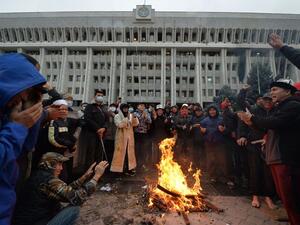 فوضى بقرغيزستان.. والمعارضة تعلن الاستيلاء على الحكم (شاهد)