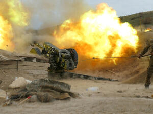 عسكري أرمني يطلق النار من منظومة مدفعية خلال المعارك في إقليم قره باغ ضد القوات الأذربيجانية