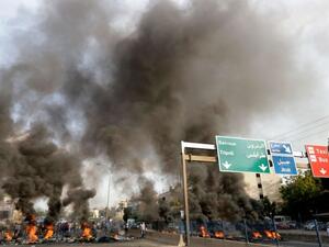 اللبنانيون يواصلون تظاهراتهم والحريري يلغي جلسة الحكومة