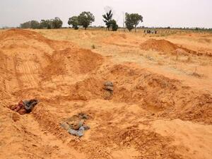 العثور على مقبرة جماعية بمعسكر لمليشيات حفتر بترهونة بليبيا 