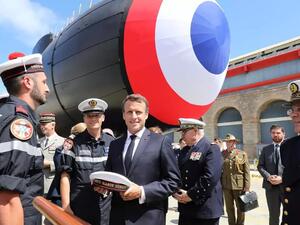 الرئيس الفرنسي ايمانويل ماكرون يلتقي طاقم الغواصة النووية الهجومية الفرنسية "سوفرين" 