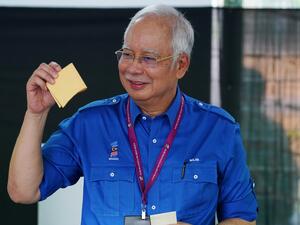 أمر بمغادرة رئيس وزراء ماليزيا السابق قاعة محكمة 