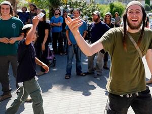 مستوطنون يعتدون على فلسطينيين بالضفة ويحرقون مركباتهم