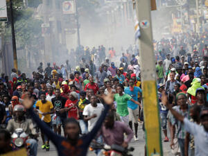 محتجون يشتبكون مع الشرطة في هايتي في حملة جديدة لإسقاط الرئيس